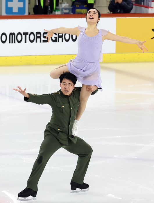 임해나-권예 ‘환상적인 아이스댄스’ 아이스댄스 임해나(위)-권예 조가 30일 서울 목동아이스링크에서 열린 전국 남녀 피겨스케이팅 회장배 랭킹대회에서 리프트 동작을 하고 있다. 한국 유일의 아이스댄스 팀인 이들은 2026 밀라노-코르티나담페초 겨울올림픽에 나설 국가대표를 뽑는 1차 선발전을 겸해 열린 이번 대회에서 리듬댄스와 프리댄스 합계 187점을 기록했다. 뉴스1