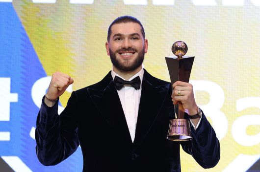 폰세가 지난달 24일 서울 송파구 롯데호텔 월드에서 열린 2025 프로야구 시상식에서 최우수선수(MVP)로 선정된 뒤 트로피를 들고 기념 촬영을 하고 있다. 뉴스1