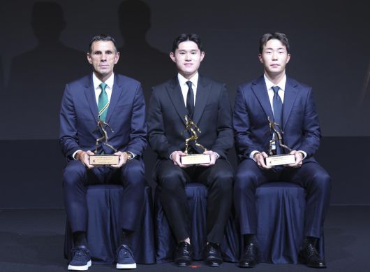 올 시즌 프로축구 K리그1(1부) 최우수선수(MVP)에 뽑힌 이동경(울산·가운데)과 감독상을 받은 거스 포옛 감독(전북·왼쪽), 영플레이어상 수상자 이승원(강원)이 1일 서울 서대문구 스위스그랜드호텔에서 열린 K리그 대상 시상식에서 트로피를 들고 기념 촬영을 하고 있다. 올 시즌 공격포인트 1위 이동경은 생애 첫 MVP에 등극했고, 부임 첫해 전북의 우승을 이끈 포옛 감독은 최고 감독의 영예를 안았다. 유망주 이승원은 시즌 내내 꾸준히 좋은 경기력을 선보였다. 뉴시스