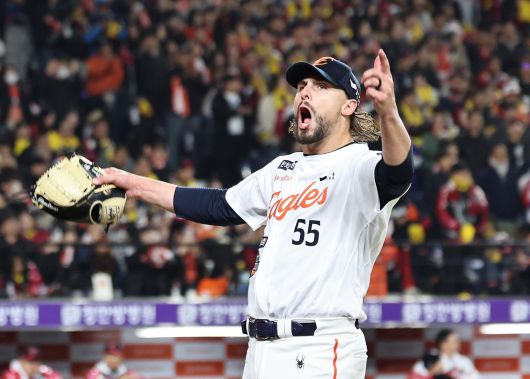 와이스가 MLB 휴스턴과 계약하며 빅리그 데뷔를 앞두고 있다. 사진은 와이스가 10월 30일 열린 한국시리즈 4차전 때 환호하고 있는 모습. 대전=뉴스1