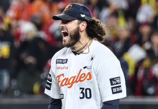 한화에서 올 시즌 한국프로야구 최우수선수에 선정된 폰세가 미국프로야구 메이저리그(MLB) 토론토 입단을 눈앞에 뒀다. 사진은 폰세가 10월 29일 열린 한국시리즈 3차전에서 포효하고 있는 모습. 대전=뉴스1