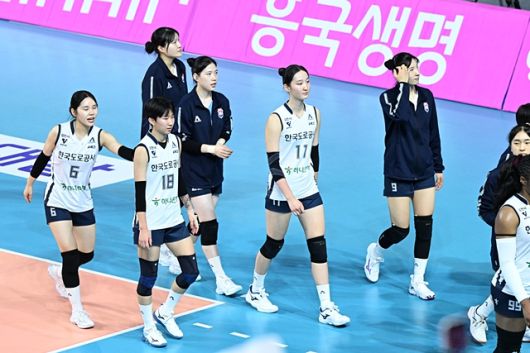 3일 경기 패배 후 체육관을 빠져 나가는 한국도로공사 선수단. 한국배구연맹(KOVO) 제공