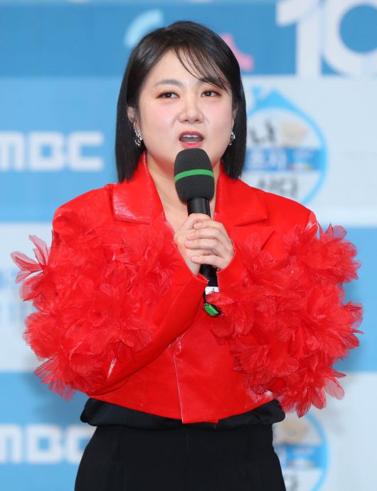 코미디언 박나래를 상대로 전 매니저들이 부동산가압류 신청과 약 1억 원 손해배상 소송을 제기했다. 뉴시스