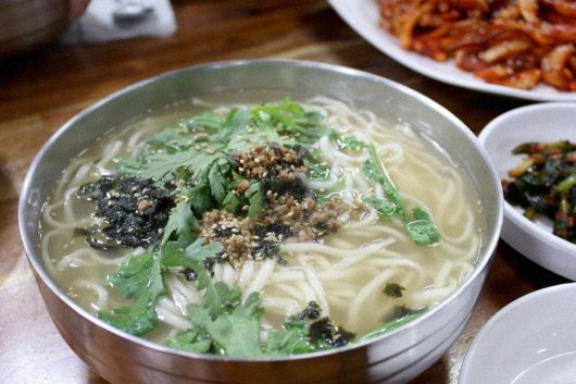 대전 서구 둔산동 ‘대선 칼국수’의 대표 메뉴 칼국수. 가격은 9000원이다. 김도언 소설가 제공