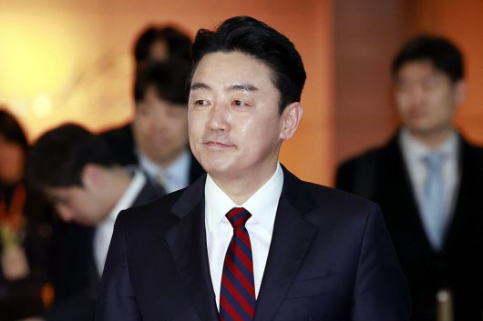 강훈식 대통령 비서실장이 13일 인천국제공항을 통해 아랍에미리트(UAE)로 출국하고 있다. 2025.11.13. 뉴시스