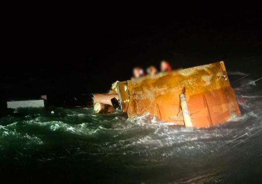 4일 오후 충남 태안군 앞바다에서 조업하다 전복된 9.8t급 어선에서 선원들이 구조를 기다리고 있다. 해경 구조대원들은 선체 위로 올라가 선원과 함께 바다로 뛰어내린 뒤 표류하며 구조 작업을 폈다. 이 사고로 선원 7명 중 4명이 구조됐으나 1명은 심정지 상태이고, 나머지 3명은 실종 상태다. 태안해양경찰서 제공