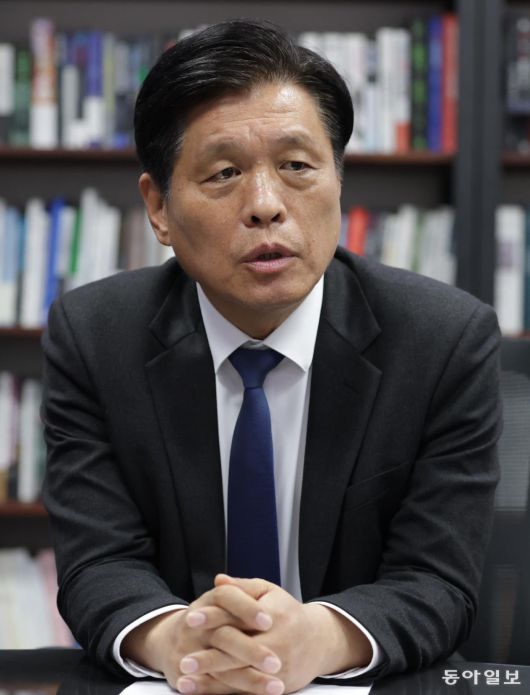 더불어민주당 조승래 지방선거기획단장이 지난달 30일 국회 의원회관에서 진행한 동아일보 인터뷰에서 “무능한 윤석열 지방정부를 심판하고 중앙정부의 대전환이 지역으로 확산돼야 한다”고 말했다.  박형기 기자 oneshot@donga.com