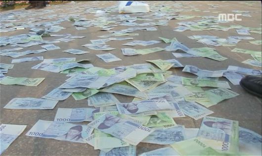 2016년경 서울시청 앞 광장에서 한 여성이 현금 다발을 뿌렸다. 여성은 가정사를 고발하기 위함이라며 2500만 원 가량을 뿌렸다고 주장했다. MBC 보도화면 갈무리