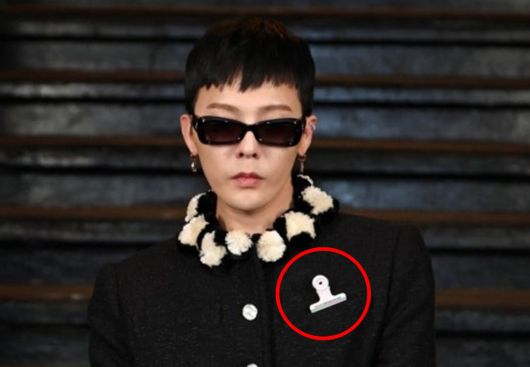 샤넬 2026 공방 컬렉션 쇼에 참석한 지드래곤이 시즌을 넘나드는 스타일링과 피스마이너스원 브로치로 독보적 ‘지디룩’을 선보이며 글로벌 패션 아이콘 면모를 입증했다. 사진=샤넬