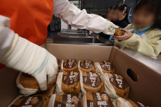 공정식 기자 = 전국학교비정규직연대회의가 파업에 들어간 5일 대구의 한 초등학교 급식실에서 학생들이 대체식으로 제공된 햄버거를 받고 있다. 2025.12.5/뉴스1