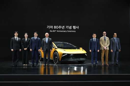 5일 경기 용인시 기아 비전스퀘어에서 열린 기아 80주년 기념 행사에서 정의선 현대차그룹 회장(왼쪽에서 네 번째)을 비롯한 사내 인사들이 콘셉트카 ‘메타 투리스모’ 앞에서 기념 촬영을 하고 있다. 기아 제공