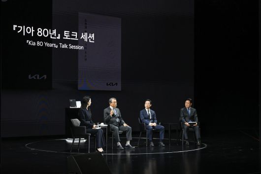 5일 경기 용인시 기아 비전스퀘어에서 열린 기아 80주년 기념 행사에서 사사를 편찬한 이장규 고문 등 사내외 인사들이 대담하고 있다. 기아 제공