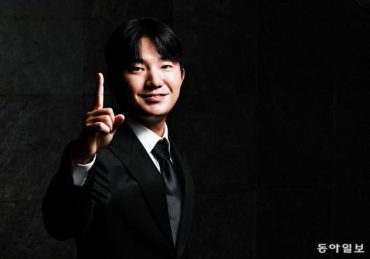 올해 한국프로골프(KPGA)투어 최다승(3승)을 거두며 상금, 평균타수, 톱10피니시 등에서 1위에 오른 옥태훈이 손가락 하나를 들어 보이고 있다. 옥태훈은 KPGA 제네시스 대상 수상자 자격으로 미국프로골프(PGA)투어 퀄리파잉(Q)스쿨 최종전 참가권을 얻었다. 옥태훈은 12일부터 미국에서 열리는 Q스쿨 최종전에서 내년 시즌 PGA투어 시드 획득에 도전한다. 양회성 기자 yohan@donga.com