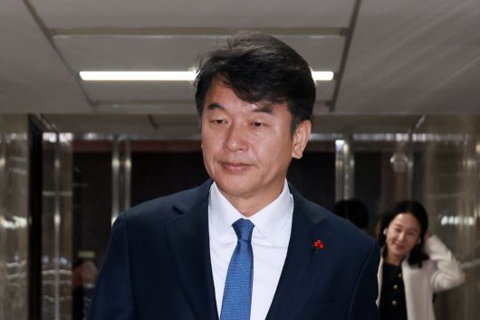 문진석 더불어민주당 원내운영수석부대표가 8일 서울 여의도 국회에서 열린 의원총회에 참석하고 있다. 2025.12.08 서울=뉴시스