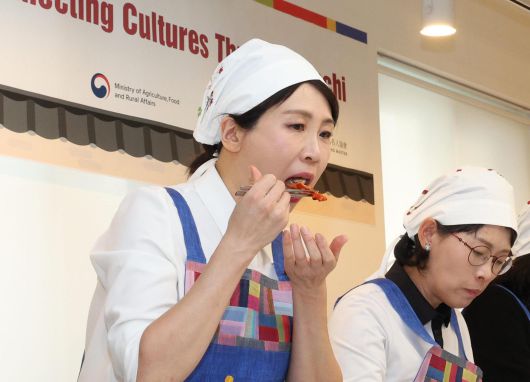 김혜경 여사가 9일 서울 종로구 북촌 한식문화공간 이음에서 열린 주한대사 배우자 초청 김장 행사에서 김치를 시식하고 있다. 뉴시스