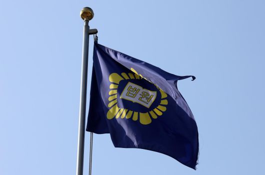 법원 청사 깃발이 휘날리고 있다.  2025.04.30 뉴시스