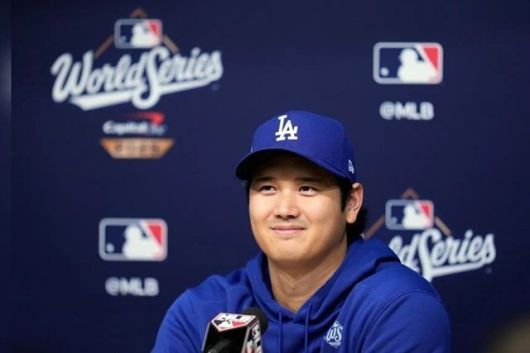 올해 월드시리즈를 앞두고 취재진 앞에 앉은 오타니 쇼헤이. 토론토=AP 뉴시스