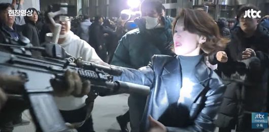 안귀령 대통령실 부대변인이 지난해 12·3 비상계엄 당시 국회의사당에서 계엄군의 총구를 붙잡고 실랑이를 벌이던 모습. 뉴시스