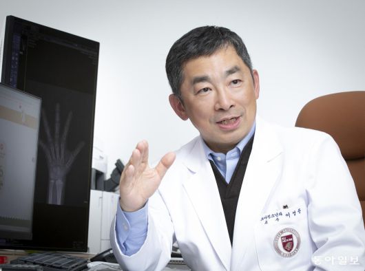 이영준 고려대 안암병원 소아청소년과 교수는 아이 성장에 중요한 것은 충분한 수면, 균형 잡힌 식사와 규칙적인운동 등 기본을 지키는 것이라고 강조했다. 홍은심 기자hongeunsim@donga.com