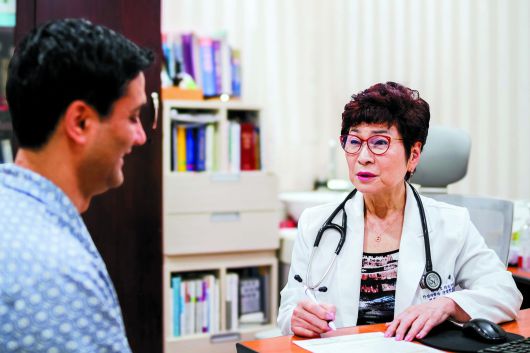 하나로의료재단에서 의료진이 비자 검진을 위한 문진을 하고 있다. 하나로의료재단 제공