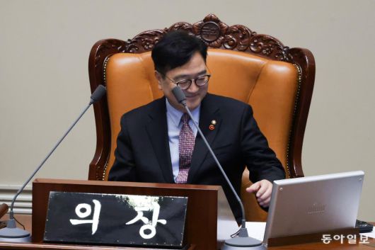 11일 우 의장이 곽 의원에게 다시 주의를 준 뒤 헛웃음을 짓고 있다. 박형기 기자 oneshot@donga.com