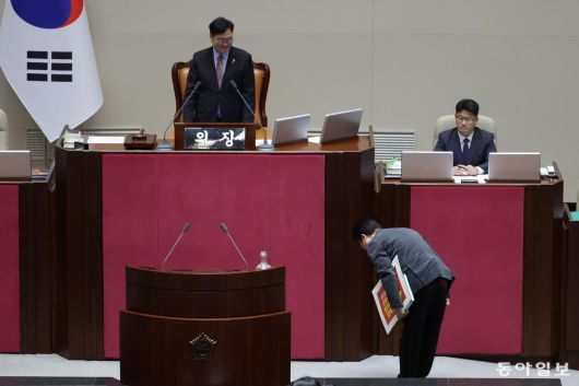 11일 국민의힘 곽규택 의원이 형사소송법 일부개정법률안이 상정되자 무제한 토론을 첫 주자로 나서며 우원식 국회의장에게 인사하고 있다. 곽 의원은 단상으로 향하기에 앞서 수 초간 허리를 숙여 우 의장에게 인사했다. 박형기 기자 oneshot@donga.com