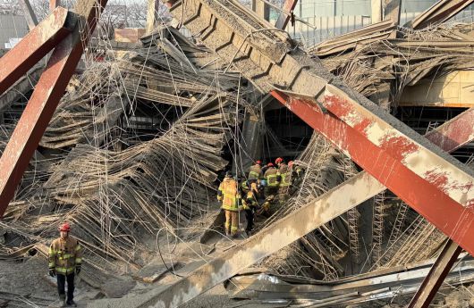 폭격 당한 듯 폐허로… 매몰자 구조 안간힘 11일 광주 서구 치평동 광주대표도서관 공사 붕괴 사고 현장에서 소방대원들이 매몰된 작업자를 구조하고 있다. 광주소방안전본부 등에 따르면 이날 오후 1시 58분경 콘크리트 타설 작업 중 2층 높이의 구조물과 철근이 무너지며 작업자 4명이 매몰됐다. 광주=뉴스1