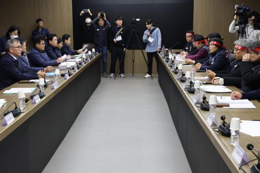 서울교통공사 제1노조인 민주노총 산하 서울교통공사노조가 11일 서울 성동구 서울교통공사 본사에서 열린 본사에서 열린 서울지하철 노사 임금교섭 본회의에 참석하고 있다. (공동취재) 2025.12.11/뉴스1