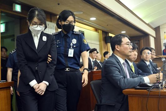 김건희 여사가 24일 서울 서초동 서울중앙지법에서 열린 김 여사의 특정범죄가중처벌법상 알선수재 및 자본시장법·정치자금법 위반 등 사건 첫 재판에 출석하고 있다. 2025.9.24 사진공동취재단