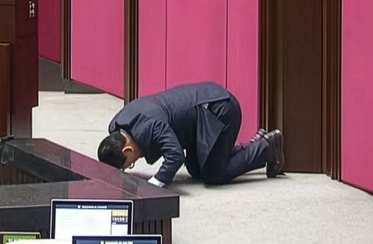 큰절하는 국민의힘 송석준 의원. 국회방송 갈무리