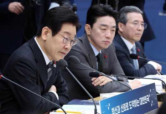 이재명 대통령이 12일 세종시 정부세종컨벤션센터에서 개인정보보호위원회의 업무보고를 받고 있다. 이 대통령은 최근 쿠팡 등에서 발생한 개인정보 유출 사고와 관련해 “앞으로는 규정을 위반해 국민에게 피해를 주면 엄청난 경제 제재를 받아 ‘회사가 망한다’는 생각이 들도록 해야 한다”고 했다. 대통령실사진기자단