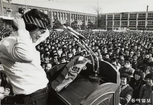 ＜12대 국회의원선거＞신사당 안광양 후보가 유세 도중 상의를 벗어 놓고 넥타이를 풀어 머리에 묶고 있다. 홍석희 기자. 1985년 12월 1일. 동아일보 DB