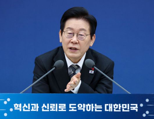 이재명 대통령이 12일 세종시 정부세종컨벤션센터에서 열린 과학기술정보통신부·개인정보보호위원회 업무보고에서 발언하고 있다. 대통령실통신사진기자단.