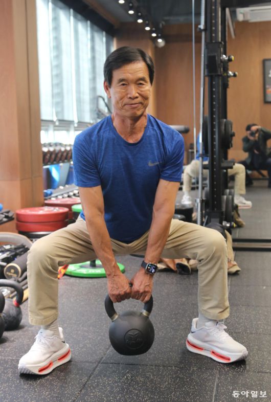 정환일 회장이 부산 사하구 다대동 사무실에 마련한 피트니스장에서 케틀벨을 들고 스쾃을 하고 있다. 부산=양종구 기자 yjongk@donga.com