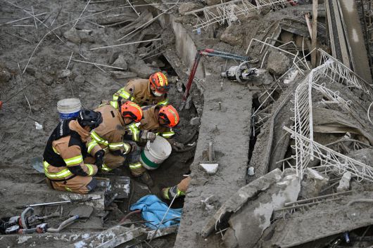 소방 당국이 11일 오후 광주 서구 치평동 광주대표도서관 건설 도중 난 콘크리트 타설 작업 중 구조물 붕괴 사고 현장에서 잔해물에 매몰된 것으로 추정되는 작업자들을 수색 구조하고 있다. 2025.12.11. 광주=뉴시스