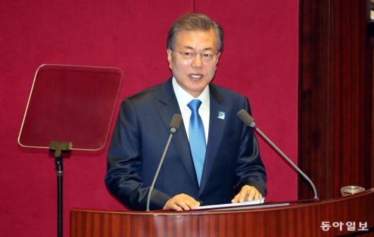 취임때와 같은색 넥타이… 가슴엔 평창 배지. 올해 6월 이후 두 번째로 국회를 찾은 문재인 대통령이 1일 본회의장에서 내년도 예산안 처리 관련 시정연설을 하고 있다. 문 대통령은 취임식에서 입었던 감색 양복을 그대로 입었고 당시 맸던 것과 같은 색상의 넥타이를 착용했다. 양복 상의 왼쪽 가슴에는 개막을 100일 앞둔 평창 겨울올림픽 배지를 달았다.  2017년 11월 2일. 동아일보DB.