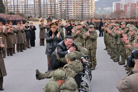 지뢰제거 과정에서 부상당한 병사들이 휠체어를 타고 등장했다. 늙은 참전 군인이 아닌, 젊은 부상병의 모습이 보도된 것은, 희생의 일부라도 노출시킬 수 밖에 없는 현실을 반영한 것으로 읽힌다. (평양 노동신문=뉴스1)