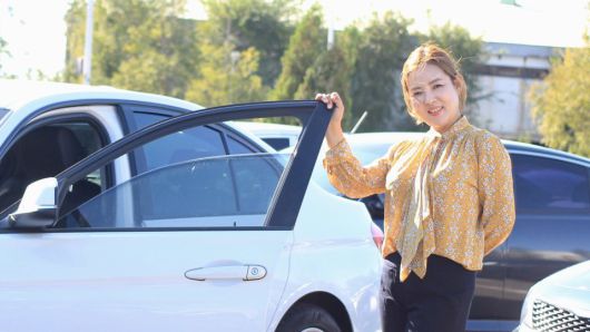 중고차 딜러 이유미 씨. 중고차를 팔기 위해 유튜브를 시작했지만, 지금은 탈북 스토리를 전하는 가장 인기 많은 유튜브 채널로 거듭났다. 2017년 유튜브 채널을 시작하기 전의 이유미 씨가 중고차 앞에서 포즈를 취했다.