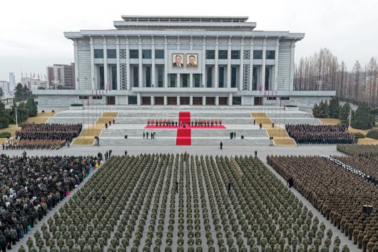 북한 노동당 기관지 노동신문은 13일 “해외작전지역에서 당의 전투명령을 관철하고 귀국하는 제528공병연대 환영식이 12월 12일 수도 평양의 4.25문화회관광장에서 성대히 진행되였다”고 보도했다.  (평양 노동신문=뉴스1)