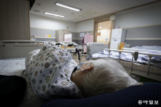 치매 남편과 둘이 살던 향분이 남편이 사망한 후 홀로 요양병원 침대에 누워있다. 전 재산이나 다름없는 상가가 경매에 넘어간 후 향분은 우울증과 불면에 시달리다 4층 계단에서 굴러떨어져 갈비뼈가 부러지기도 했다.