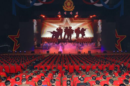 12일 저녁 진행된 환영 음악회 장면에서 김정은이 울먹이는 듯한 표정이 병사들의 울음과 교차편집되었다. (평양 노동신문=뉴스1)