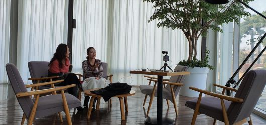 유튜브 채널을 시작한 초기에 다른 탈북민과 함께 촬영하고 있는 이유미 씨(오른쪽).