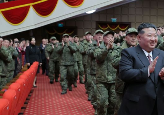 북한이 공개한 40분짜리 영상에서 현송월은 화면 곳곳에서 등장했다. 김정은의 화면이 어떻게 나올지에 대해 총괄하는 역할을 하고 있다는 것을 확인할 수 있다 . (평양 노동신문=뉴스1)