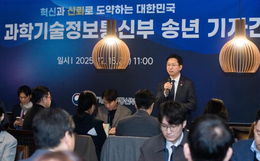 배경훈 부총리 겸 과학기술정보통신부 장관이 15일 세종시 정부세종청사 인근 식당에서 열린 ‘과학기술정보통신부 기자간담회’ 에서 기자들과 질의응답을 하고 있다.  2025.12.15. 과학기술정보통신부 제공