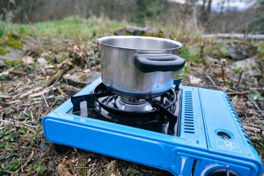 휴대용 부탄가스 사고의 62%는 화상 피해로 이어졌다. 폐기 시 구멍을 뚫는 행동은 잔여 가스 폭발의 주원인으로 지목됐다. 안전을 위해 난로 옆 등 고열 노출을 피하고, 사용 후에는 반드시 노즐을 눌러 잔여 가스를 완전히 제거해야 한다. 사진=게티이미지.