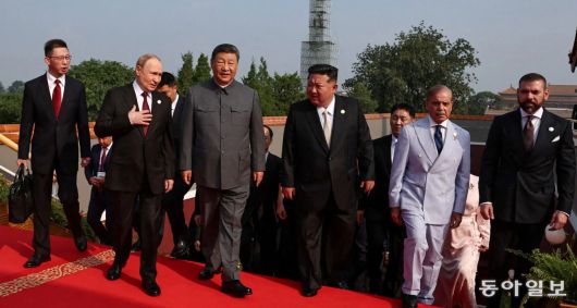 9월 중국 베이징에서 열린 제2차 세계대전 종전 80주년 기념 열병식에 나란히 참석한 블라디미르 푸틴 러시아 대통령, 시진핑 중국 국가주석, 김정은 북한 국무위원장. AP 뉴시스