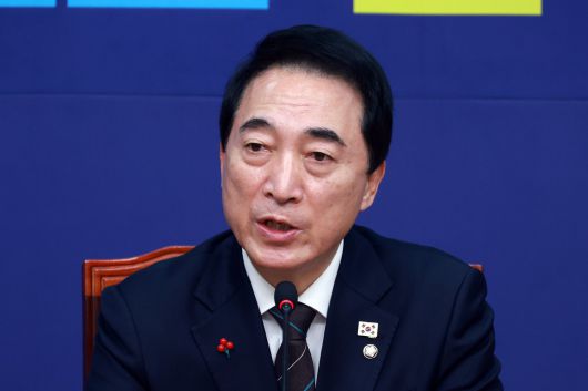 박수현 더불어민주당 수석대변인이 14일 서울 여의도 국회에서 현안 기자간담회를 하고 있다. 2025.12.14. 뉴시스