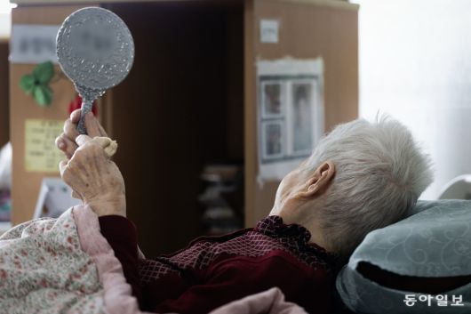 임옥분 씨가 요양원 입소 당시 아들이 선물해 준 은색 손거울을 들고 있다.