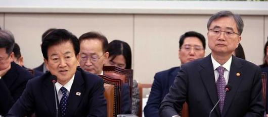 정동영 통일부 장관 서울 여의도 국회에서 열린 외교통일위원회 전체회의에서 의원 질의에 답변하고 있다. 오른쪽은 조현 외교부 장관. 뉴시스