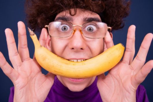 바나나는 꼭지에서 에틸렌 가스가 방출되어 과숙성이 촉진되고 초파리 알이 부화할 수 있다. 바나나를 흐르는 물에 씻고 꼭지를 잘라낸 뒤 은박지와 랩으로 밀봉하여 밀폐 용기에 보관하면 숙성 속도를 늦출 수 있다. 사진=게티이미지뱅크.